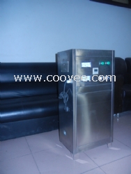 SCII-20HB水箱消毒器原理 SCII-20HB水箱消毒器采用微电解原理,通过电化学反应,使水中溶解的氯离子、水分子产生以下氧化性物质:次氯酸(HCLO-)、二氧化氯(CLO2)、活性氧(O)、分子氯(CL2)等。上述氧化性物质通过扩散和循环对水箱、水池中的所有水及水箱、水池内壁进行处理,破坏水中及水箱、水池内壁的细菌、藻类微生物细胞,达到消毒、灭藻的效果。 二、SCII-20HB水箱消毒器的结构: SCII-20HB水箱消毒器由循环释能器和能量控制器两部分组成。能量控制器采用先进的微电脑技术控制使循
