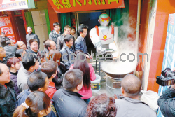 崔师傅制作的第四代奥特曼刀削面机器人